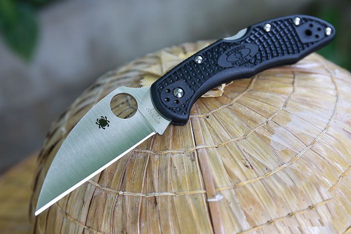 Нож складной Delica 4 Lightweight Spyderco 11FPWCBK, сталь VG-10 Satin Plain Wharncliffe, рукоять термопластик FRN, чёрный